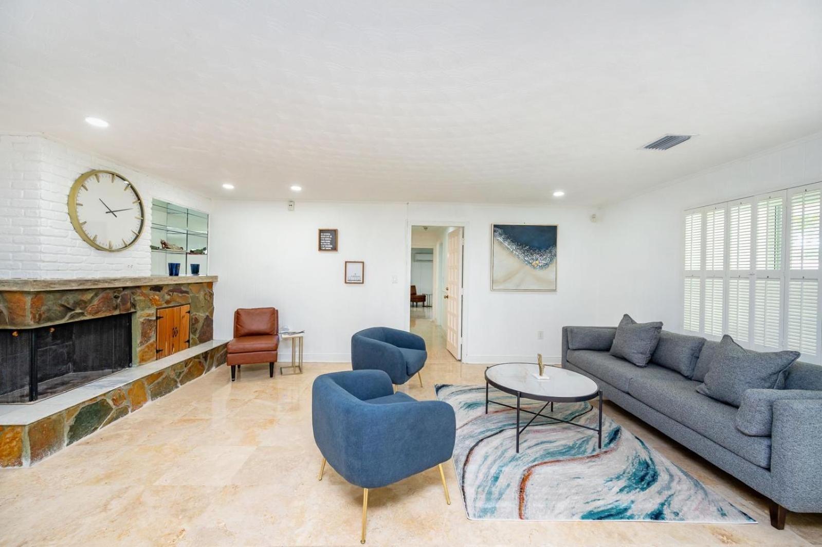 4 Bedroom Pool House Near International Airport Ferienhaus *