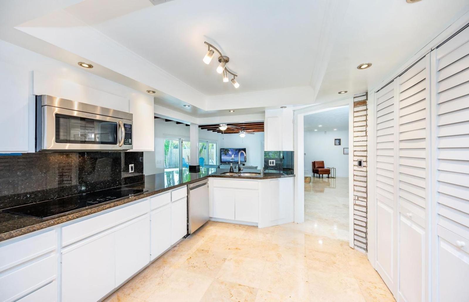 4 Bedroom Pool House Near International Airport *