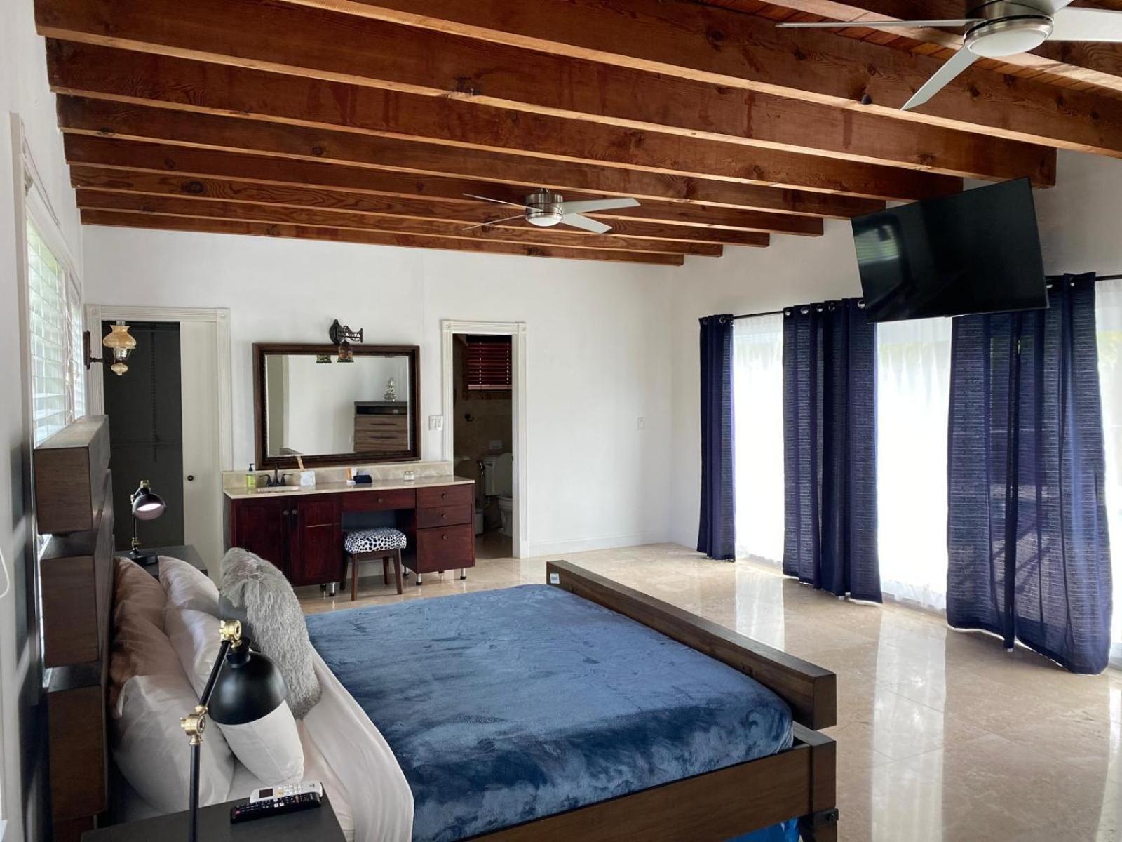 4 Bedroom Pool House Near International Airport Holiday home *